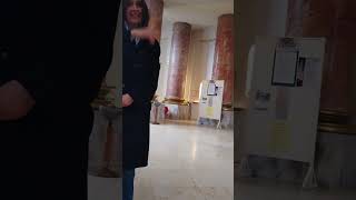 В католических церквях ЖЕНЩИНЫ уже прислуживают! In Catholic churches, Women are already serving!