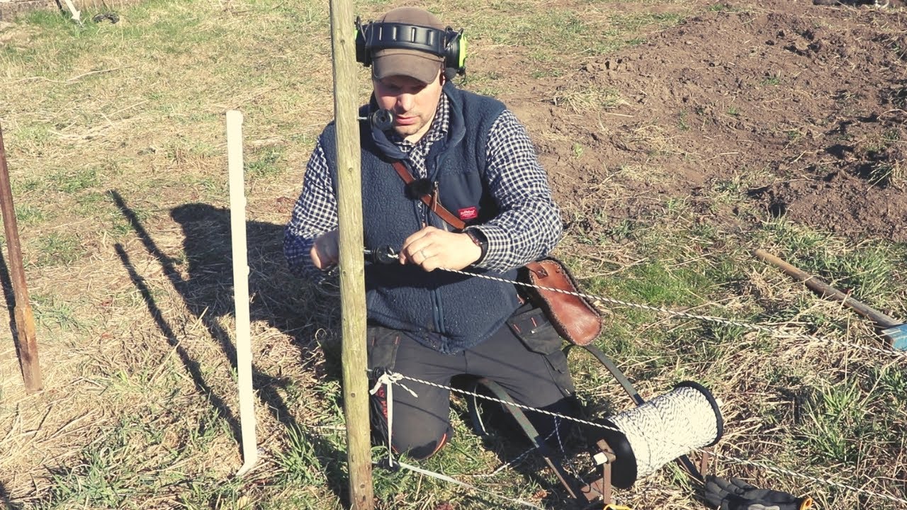 Monterar viltstängsel från Lantkompaniet.