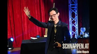 Zauberer Bill Cheung & Ein Entfesslungstrick Im Magic-Theater. Mehrschnappen.at,Sschnappen.at