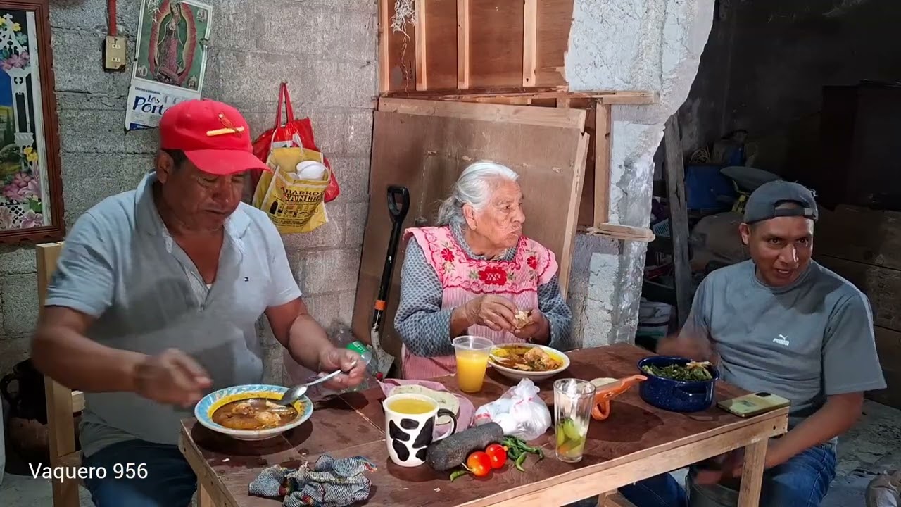 Disfrutando  una sabrosa comida el puro  sabor