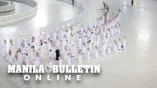 Virus: Muslim worshippers pray respecting social distance in deserted Mecca