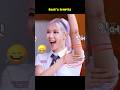 Ros&eacute;&rsquo;s Hand-Raising Trick Is Cracking Everyone Up 😹 #ros&eacute; #blackpink #shortvideo