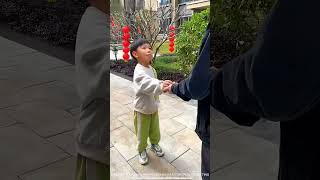 恐竜の衣装の子供のいたずら金の売り手