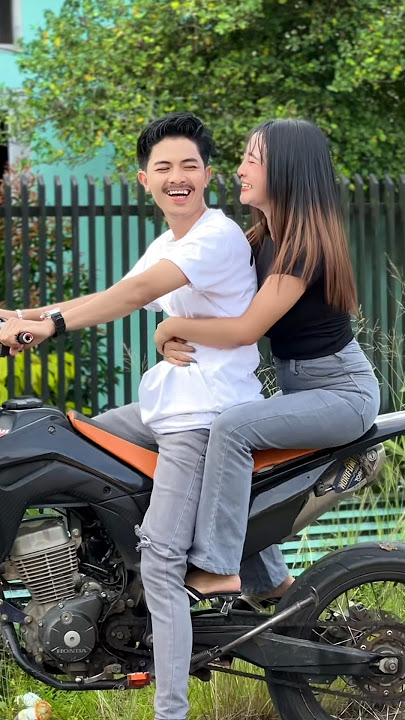 Siapa di sini yg suka pelukan di atas motor yuk komen di bawah #shortvideo
