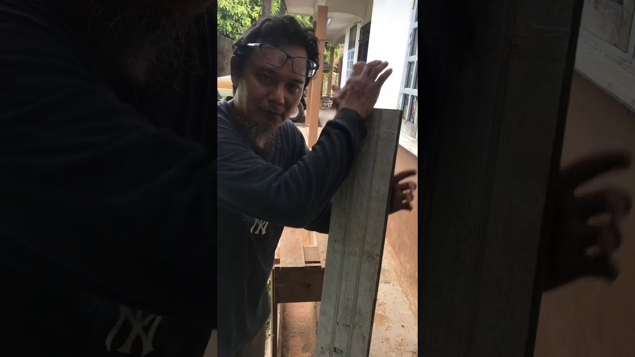 Proses kayu  papan rumah lama  buang cat  pakai mesin sander 