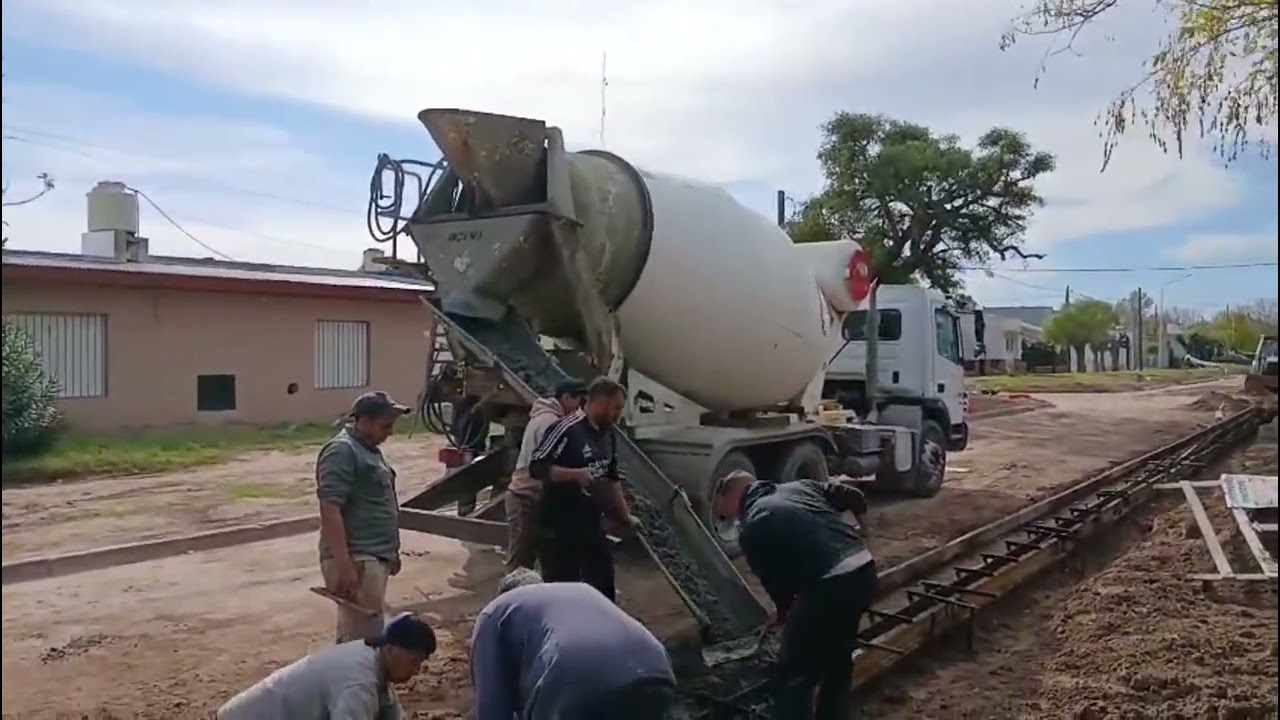 Avanza el cordón cuneta en calle Encina tras la renovación total del sistema cloacal en Pehuajó