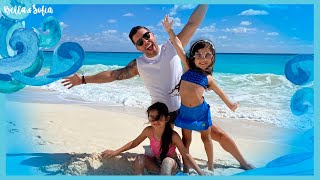 Sofia E Bella Montando Um Castelo De Areia E Catando Conchas Na Praia De Cancun