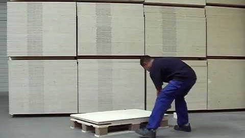 Assembling a reusable Clip-Lok standard box