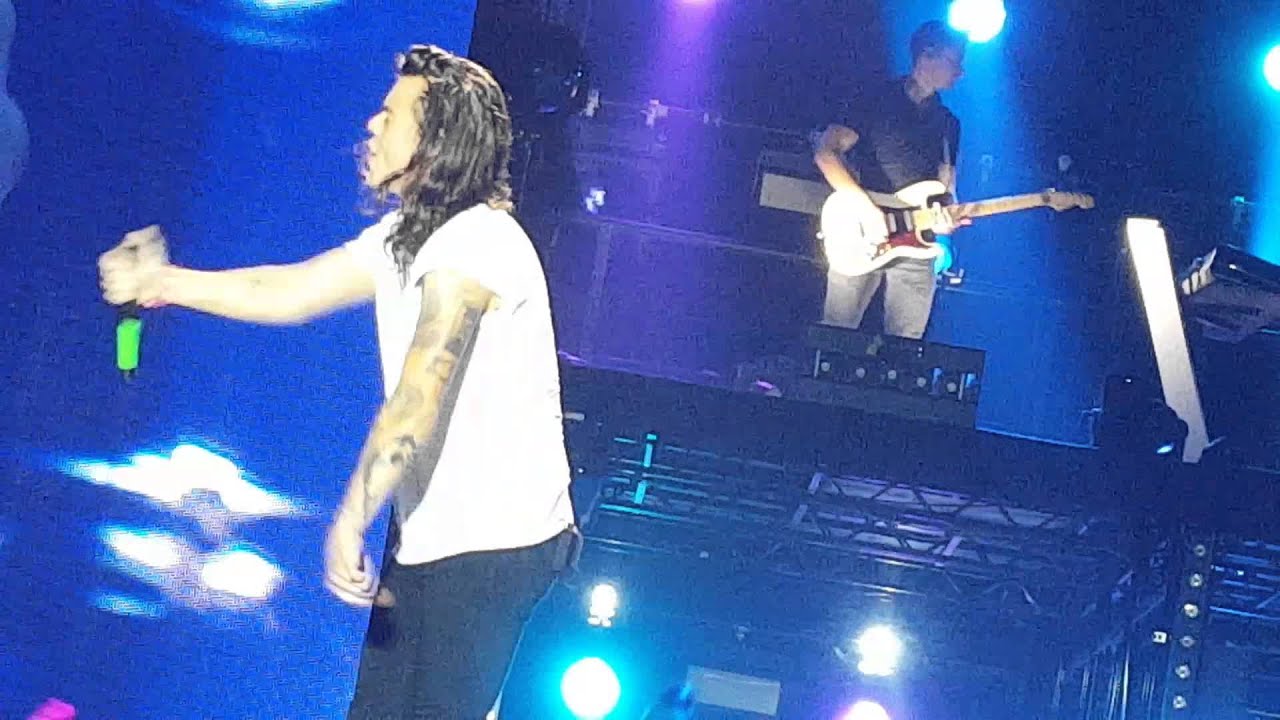 One Direction - What Makes You Beautiful live at OTRA Belfast 21 October 2015 (front row HD)