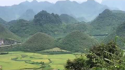 Núi đôi Quản Bạ (Hai trái núi gắn với truyền thuyết Núi Cô Tiên rất thi vị)