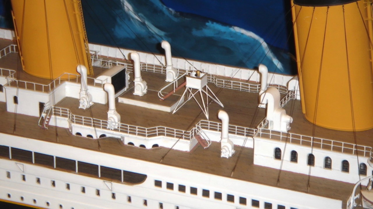 PLAXSOON Set di Costruzione 2 in 1 Titanic con Luci, Kit di Mattoncini Mini Nave Titanic 1935 PCS con Supporto per Ghiacciaia, Modello di Nave per Decorazione Domestica, Giocattolo di Mattoncini