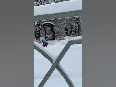 Малыш чистит снег ️. - YouTube