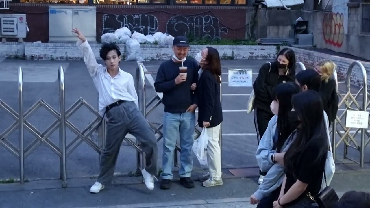 WEDNESDAY. AQA, DOUBLEBONG. HONGDAE STREET UNIQUE FASCINATING PERFORMANCE.