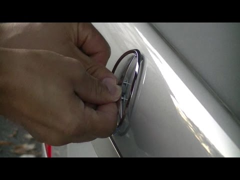 У мерседеса открывается значок на багажнике зачем