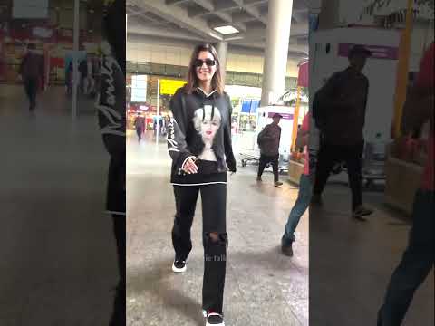 #KritiSanon Lands #Mumbai for #TeriBaatonMeinAisaUljhaJiya trailer launch #shahidkapoor