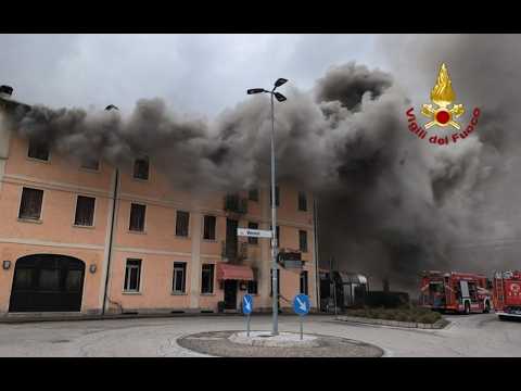 Video Il fumo e le fiamme, intervento dei vigili del fuoco per un incendio