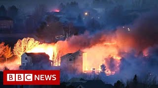 Tens of thousands flee Colorado wildfires - BBC News