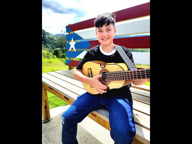 Pa' que Se Te Infle el Pecho 🙏🇵🇷❤️ Niño nos Toca las Melodias 🎶🎸 del Cuatro Puertorriqueño 😍 Orgullo class=