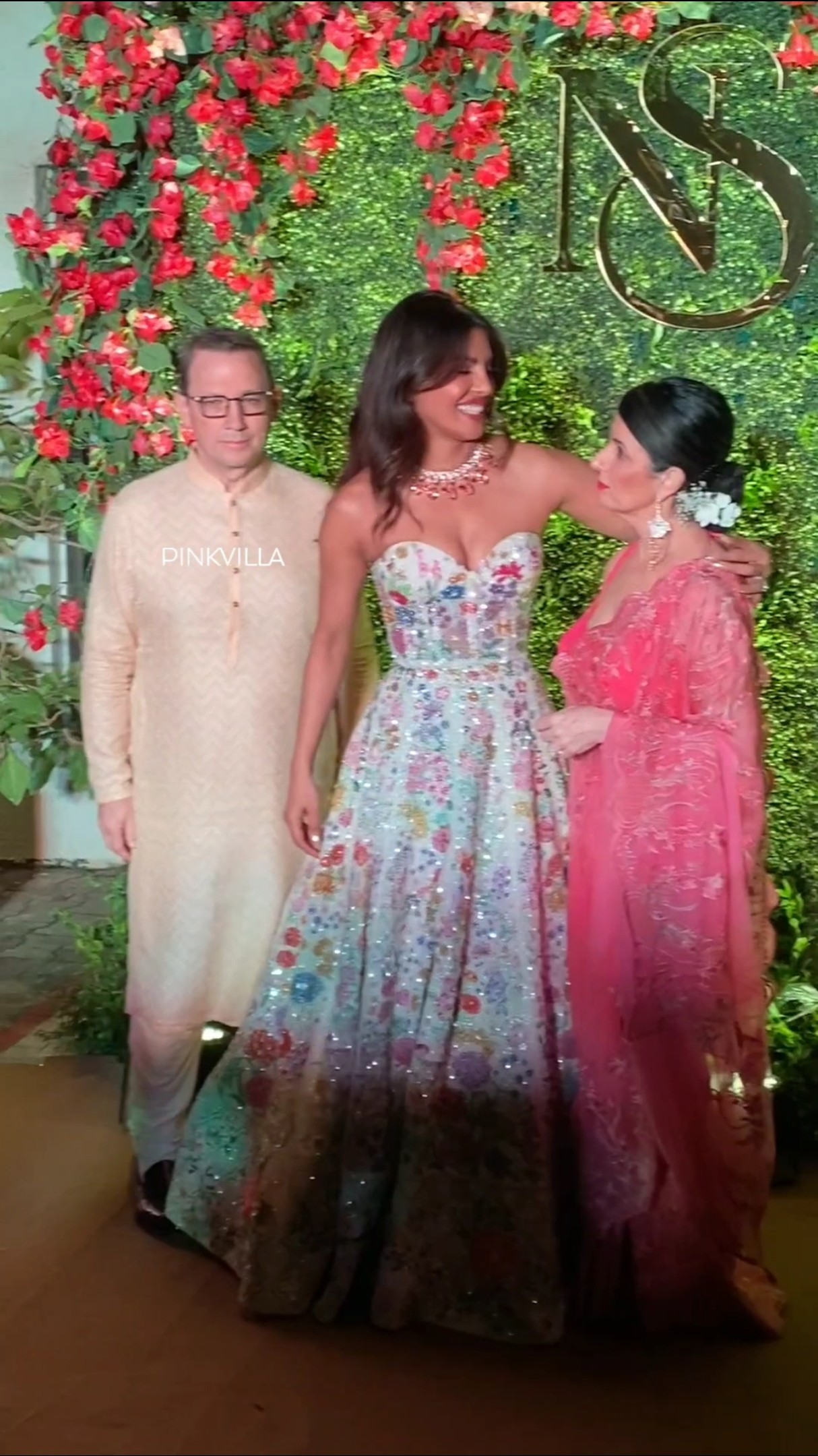 Priyanka Chopra SWEETLY Helps Her Parents-In-Law At Brother's Mehendi ? #shorts #wedding #bollywood