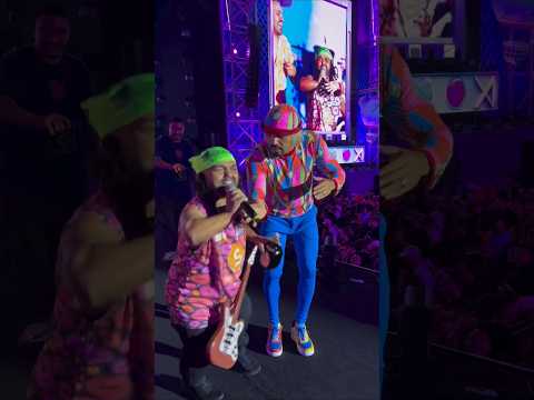 Tirullipa chamando o cover do Bell Marques no palco