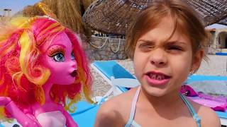Çocuk oyunları. Monster High bebekleri sahilde