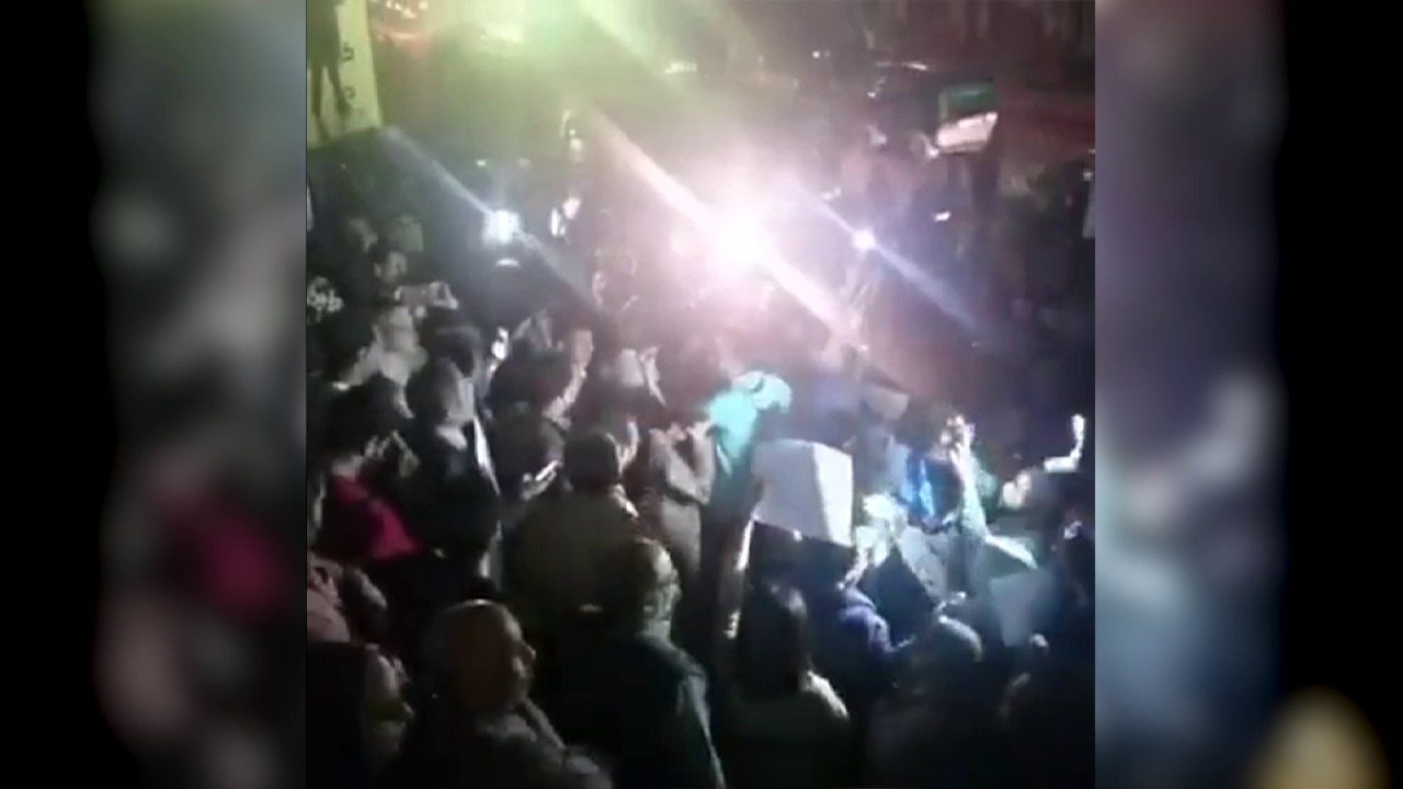 صحفيون يهتفون أمام نقابة الصحفيين: يسقط يسقط حكم السيسي