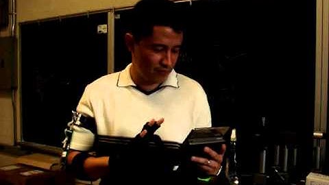 AcceleGlove one hand signing