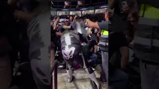 La parka having fun with fan 🤩 🇲🇽