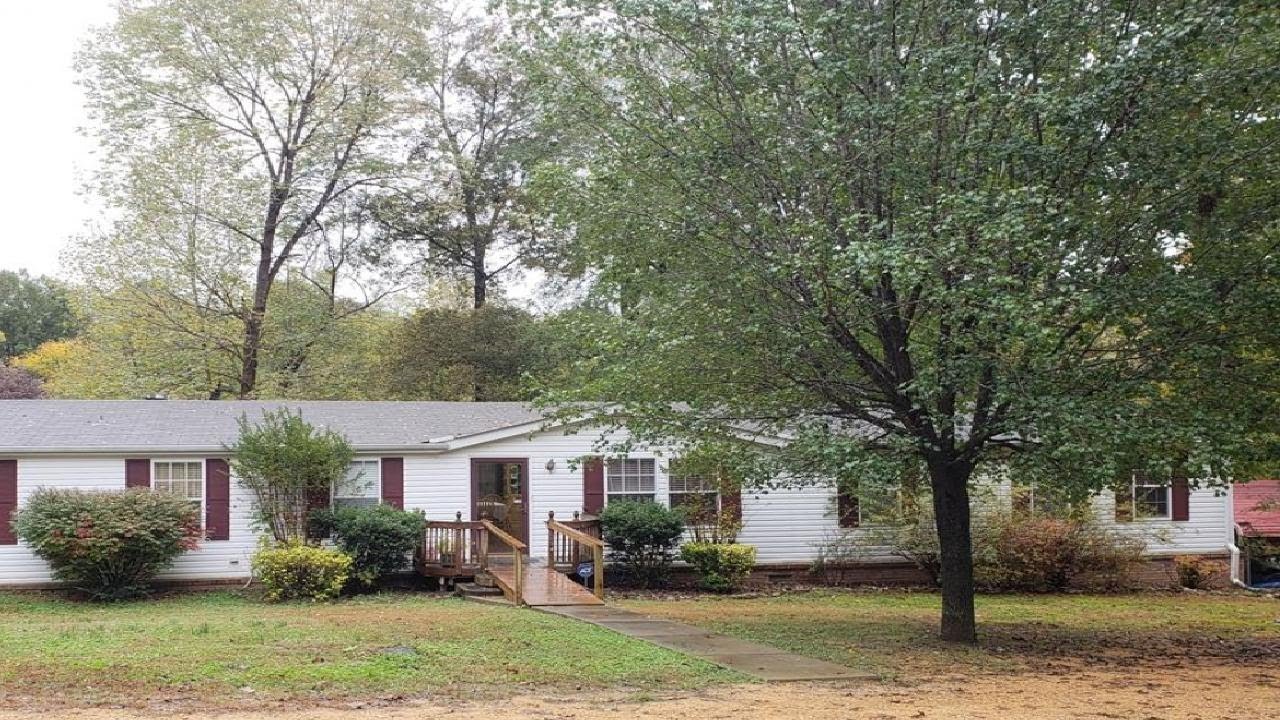 7054 CR 31, Killen, AL Presented by Tracy Nunley.
