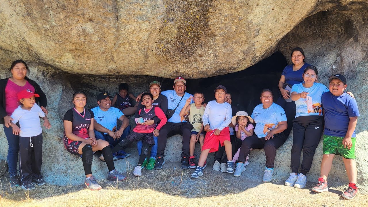 Дети посещают Гигантские камни / Юкуми Сан-Хуан Микстепек Хустлахуака Оахака Регион Микстека