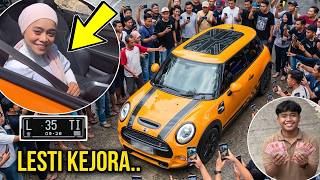 ARTIS LESTI KEJORA KE SITINJAU LAUIK !!! WoWw.. Penampakan Mobil Mewah Berbagi Rezeki Ke PKJR