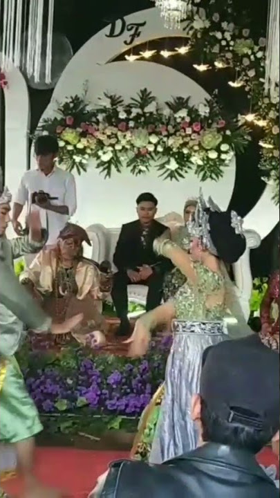 Aksi tari jaipongan repsesi pernikahan