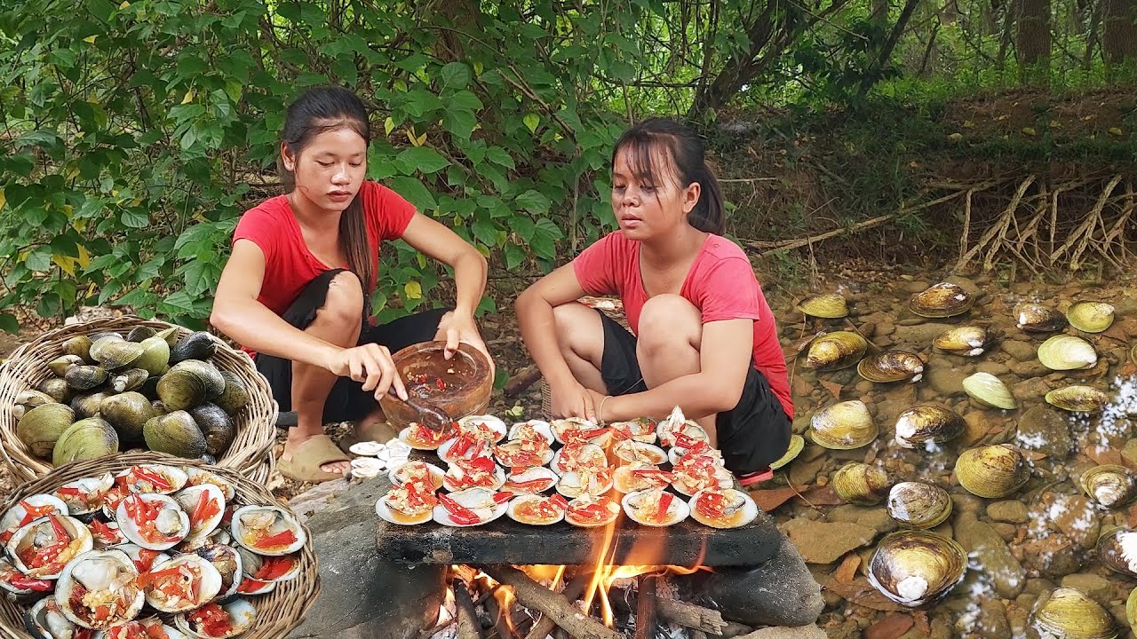 Adventure in forest, Catching shells for survival food and Grilling ...