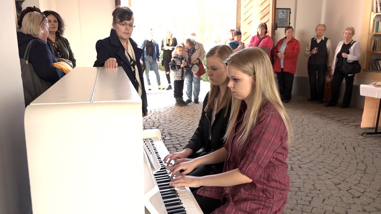 Piano na ulici a Kniha na lavičku Klatovy hobby lobby jobs