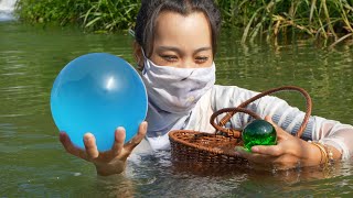 ??The masked girl caught a huge clam in the river and opened it to reveal an astonishing large pearl