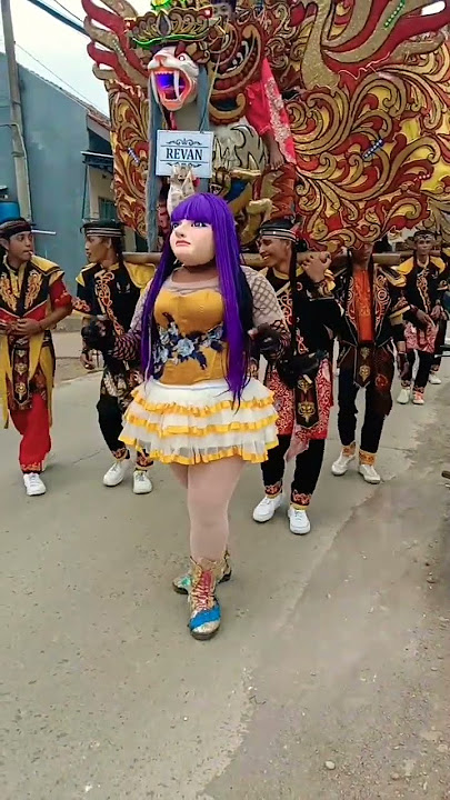 Download lagu Miss Gemoy's bouncing dance around the village #shortvideo