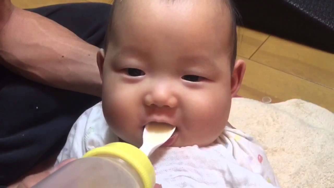 赤ちゃん 離乳食に向けて離乳スプーンの練習 Youtube 赤ちゃん 離乳食に向けて離乳スプーンの練習 Youtube