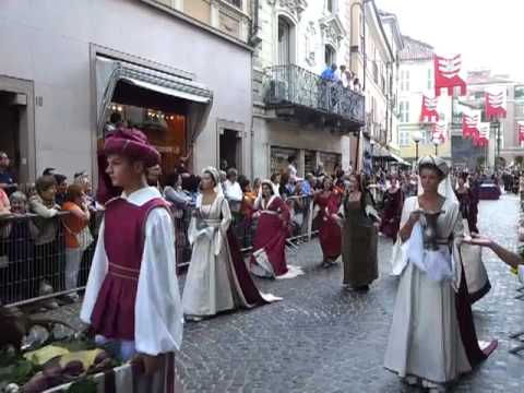 Il corteo storico del Palio di Asti - YouTube