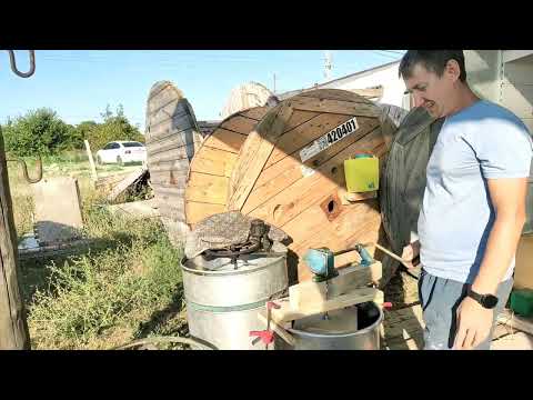 Видео: 8-я часть откачка меда самодельной медогонкой