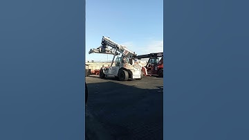 stackers that lift containers