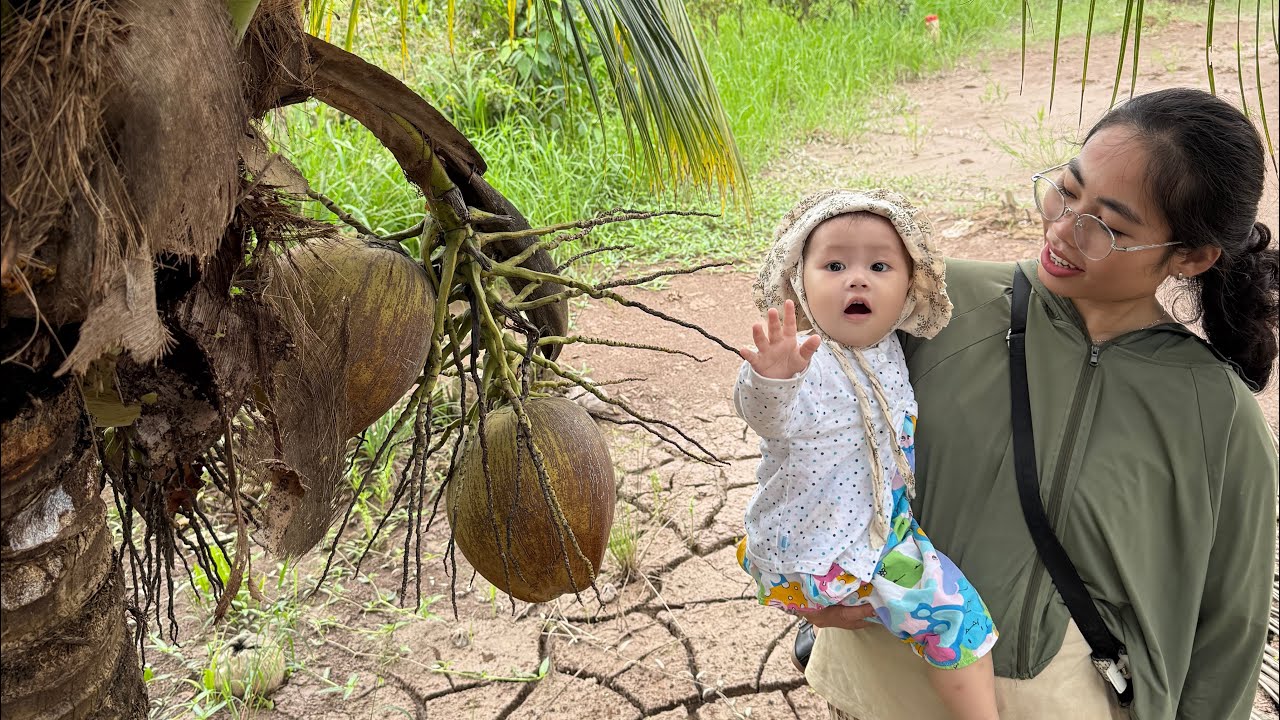 Thị Na 14 tháng về thăm ông bà cố được xem con cá Na thích lắm 