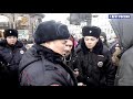 Как в Питере толпа полицейских задерживала одного пикетчика