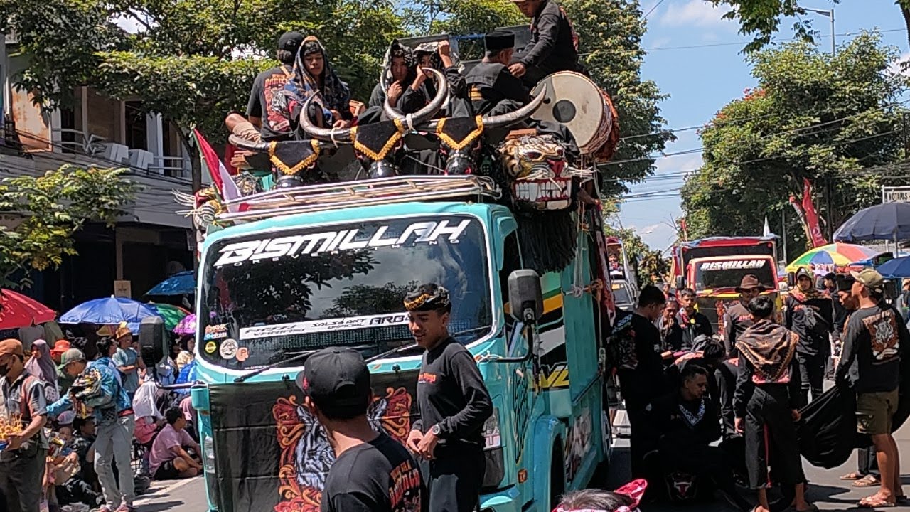 Live Karnaval 1000 Banteng Nuswantara Se Jawa Timur #viral #fyp #bantengan #omyuanchannel #dj #sound