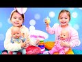Oyuncak bebek Baby Born - İkizler Arya ve Sena Baby Born&#39;a bakıyor! Çocuklar için eğitici oyunlar