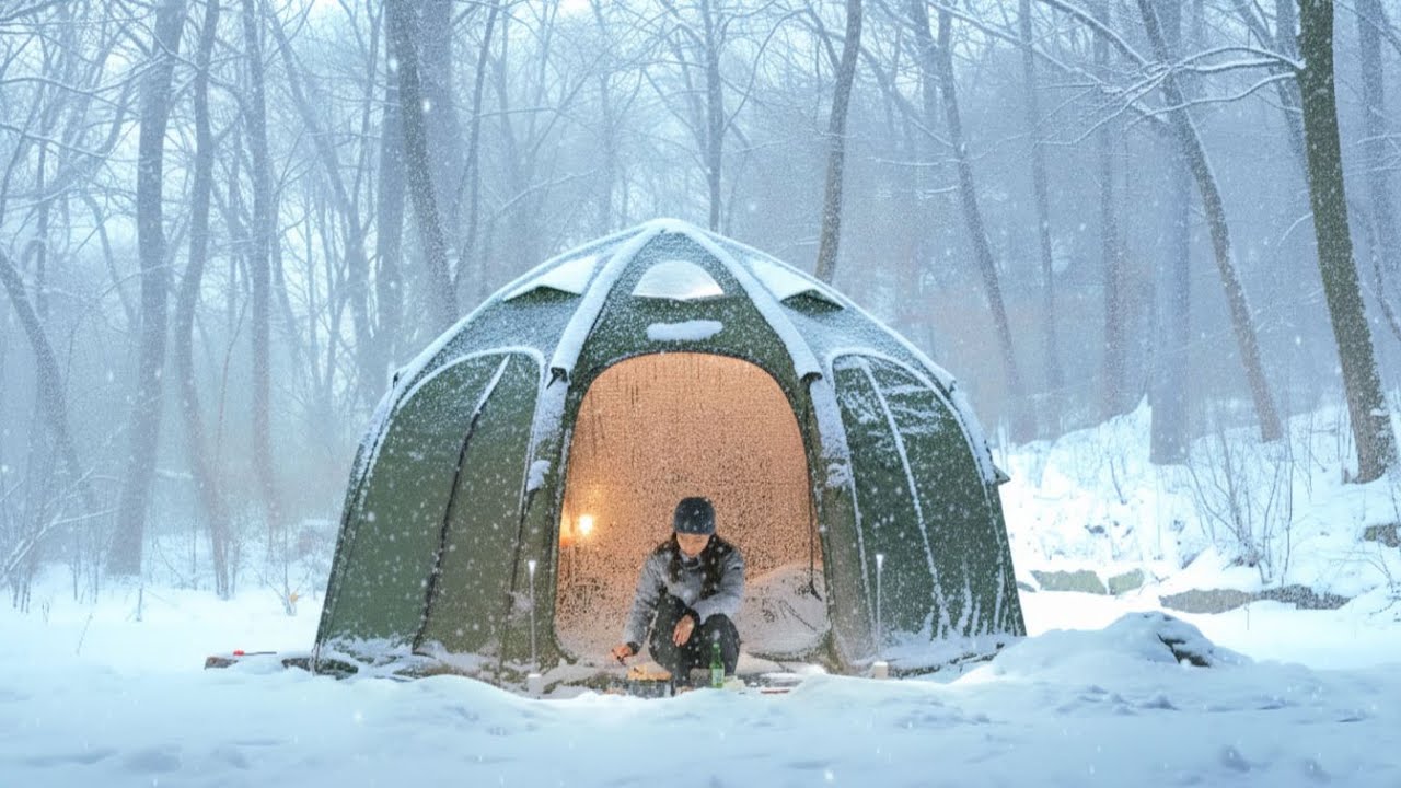 Снег падает весь день ☃️❄️ · стакан соджу с свининым животом в снежном поле 🍶 · Camping Vlog