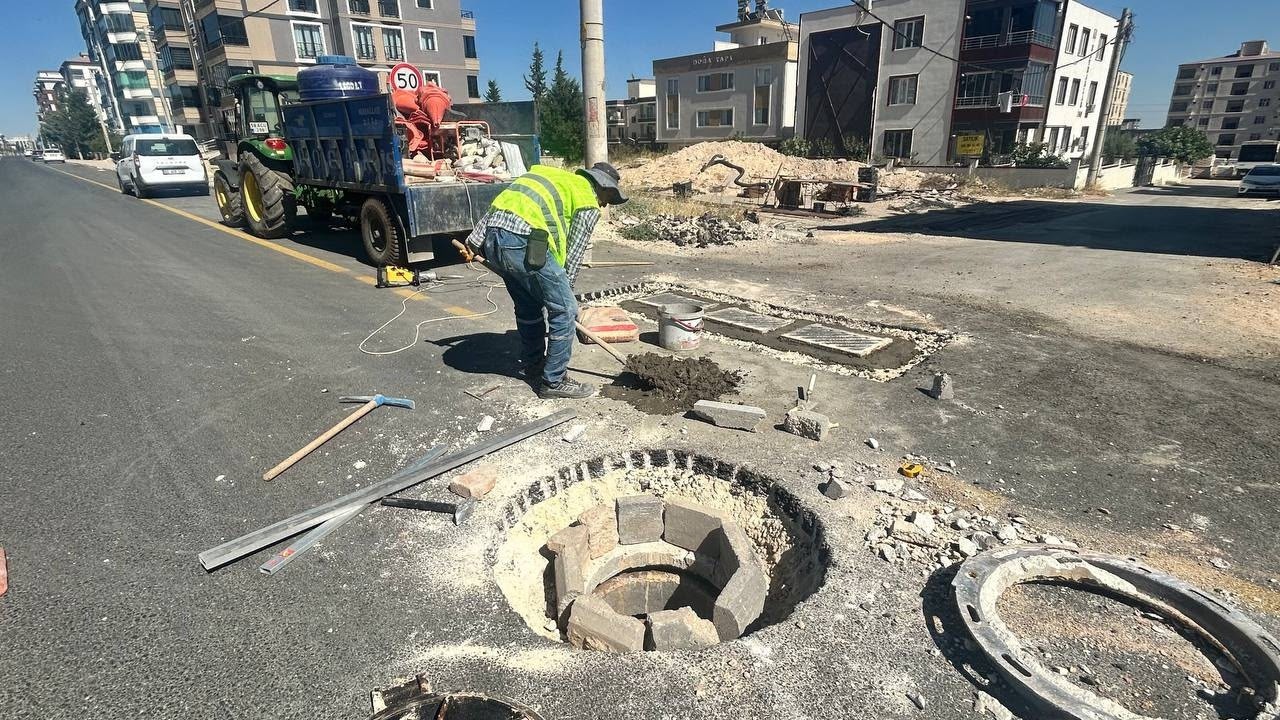 ASKİM'den yol güvenliği hamlesi: Izgaralar ve baca kapakları yol seviyesine yükseltiliyor