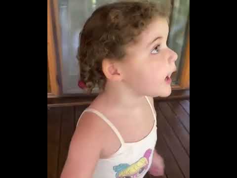 2-летняя дочь Эммануила Виторгана получила в подарок машинку и помогла папе ее распаковать