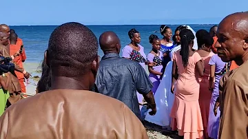 😂😂 CHIZI KAROGWA TENA!! VINCENT MBOYA APPEARS NAKED IN A WEDDING AT THE BEACH!