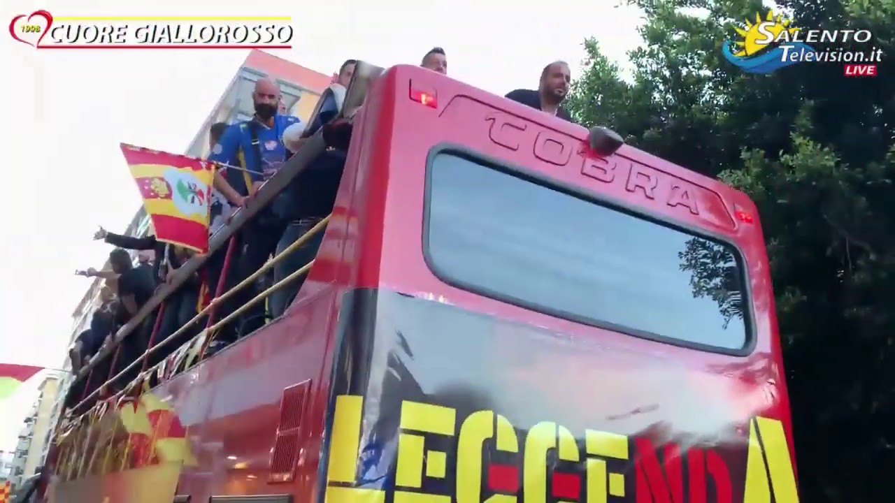 Il LECCE in serie A inizia la festa giallorossa