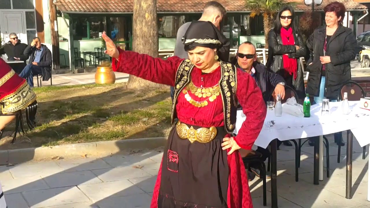 Πρωτοχρονιά 2018 στην πλατεία στο Δαμάσι - έθιμα από τον Εκπολιτιστικό Μορφωτικό Σύλλογο με χορό κλπ